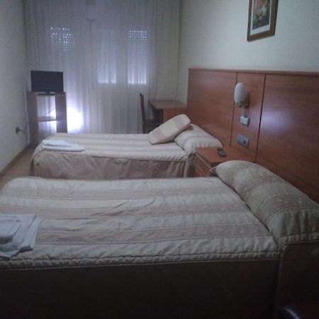 Hotel 2 De Mayo 2 Xinzo de Limia Dış mekan fotoğraf