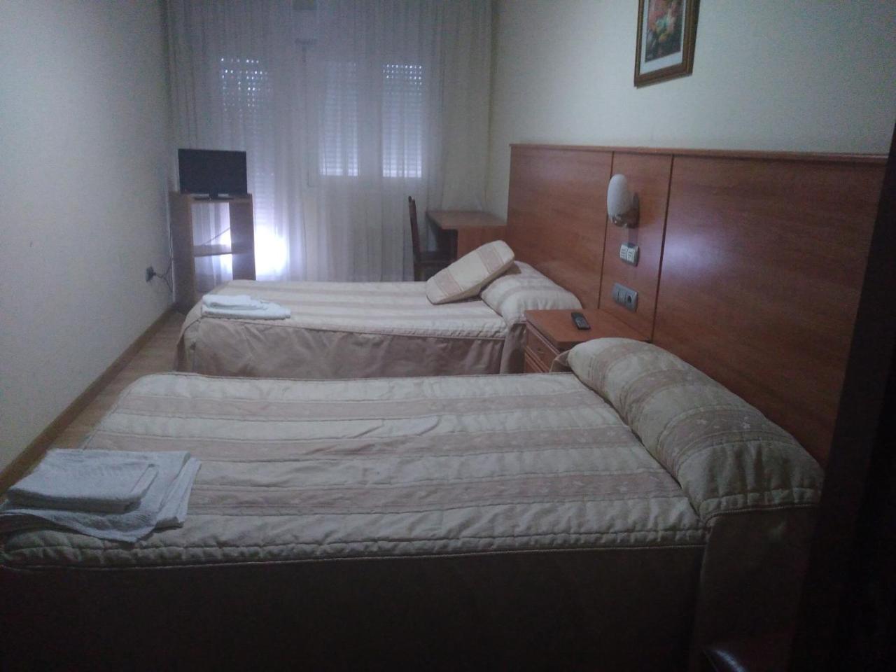 Hotel 2 De Mayo 2 Xinzo de Limia Dış mekan fotoğraf